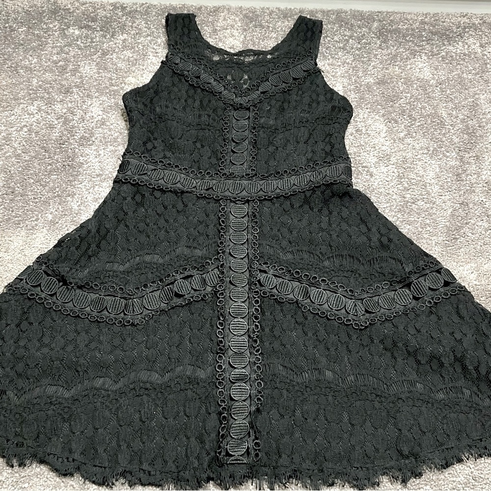 Adelyn Rae crocheted and lace cocktail dress, Medium. - Picture 5 of 12
